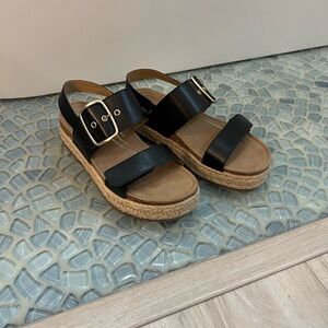 Aetrex Women’s Black Leather Platform Sandals. Size 8.5